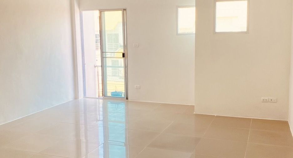 Casa adosada en venta de 3 habitaciones en Mueang Rayong, Rayong