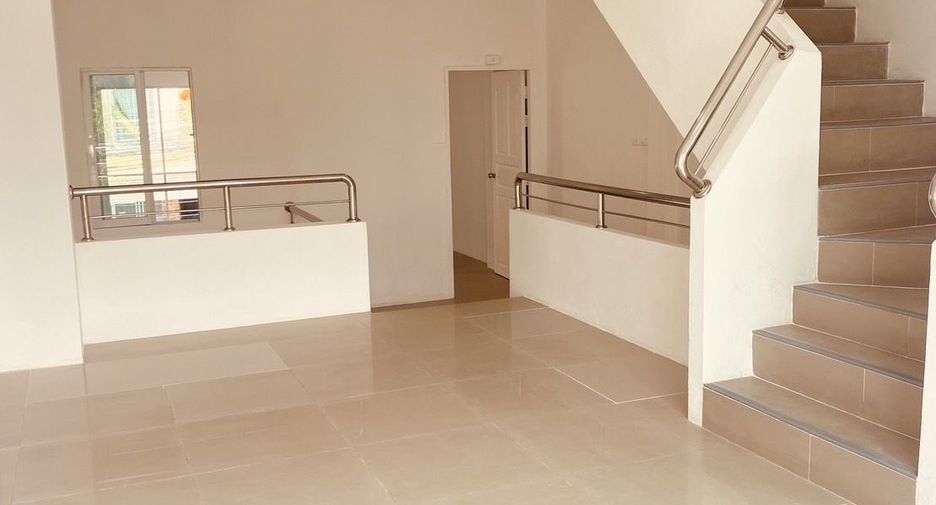 Casa adosada en venta de 3 habitaciones en Mueang Rayong, Rayong