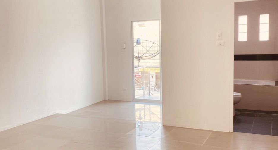 Casa adosada en venta de 3 habitaciones en Mueang Rayong, Rayong