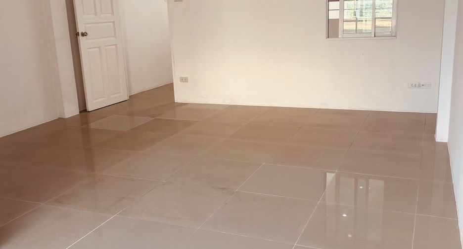 Casa adosada en venta de 3 habitaciones en Mueang Rayong, Rayong
