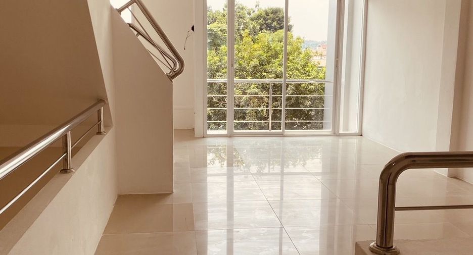 Casa adosada en venta de 3 habitaciones en Mueang Rayong, Rayong