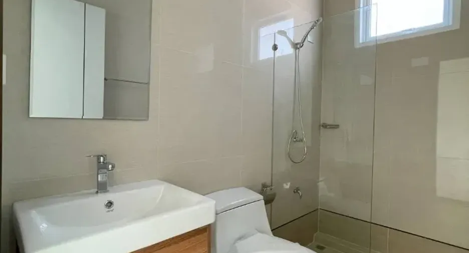 Продажа 3 спальни дом в Ban Bueng, Чонбури
