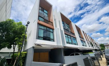 For sale 3 bedrooms townhouse in Suan Luang, Bangkok