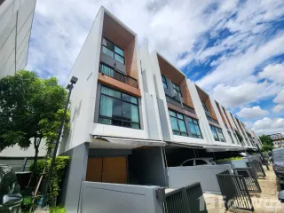 出售 3 卧室 联排别墅 在 Suan Luang, 曼谷