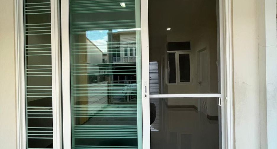 Casa adosada en venta de 4 habitaciones en Sai Noi, Nonthaburi
