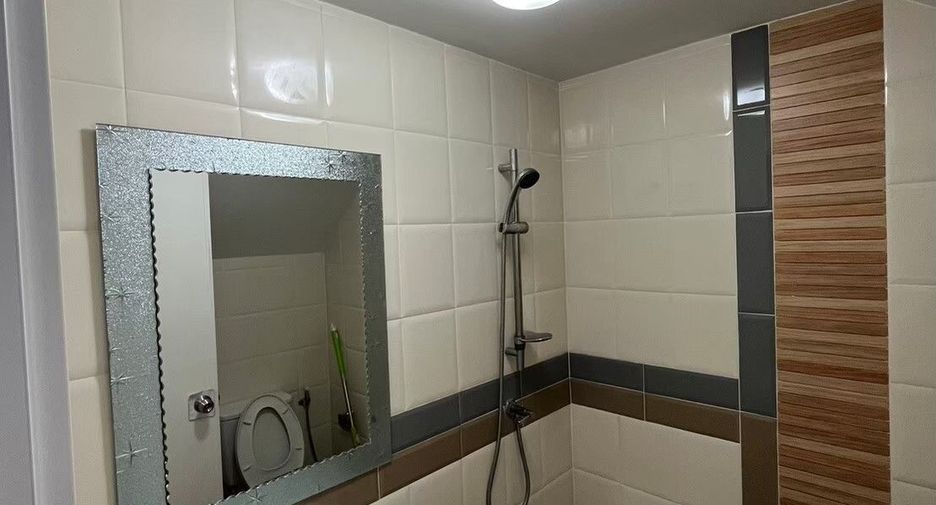 Casa adosada en venta de 4 habitaciones en Sai Noi, Nonthaburi