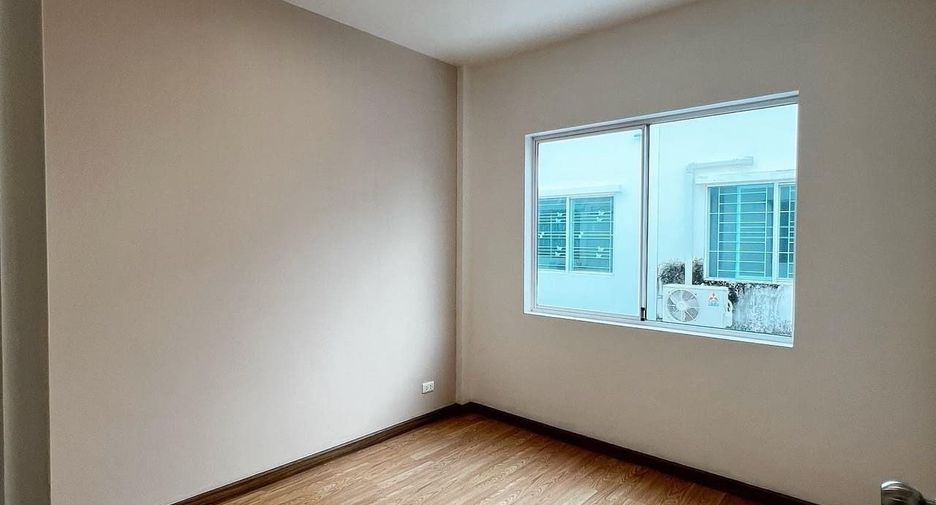 For sale 3 bedrooms townhouse in Pak Kret, Nonthaburi