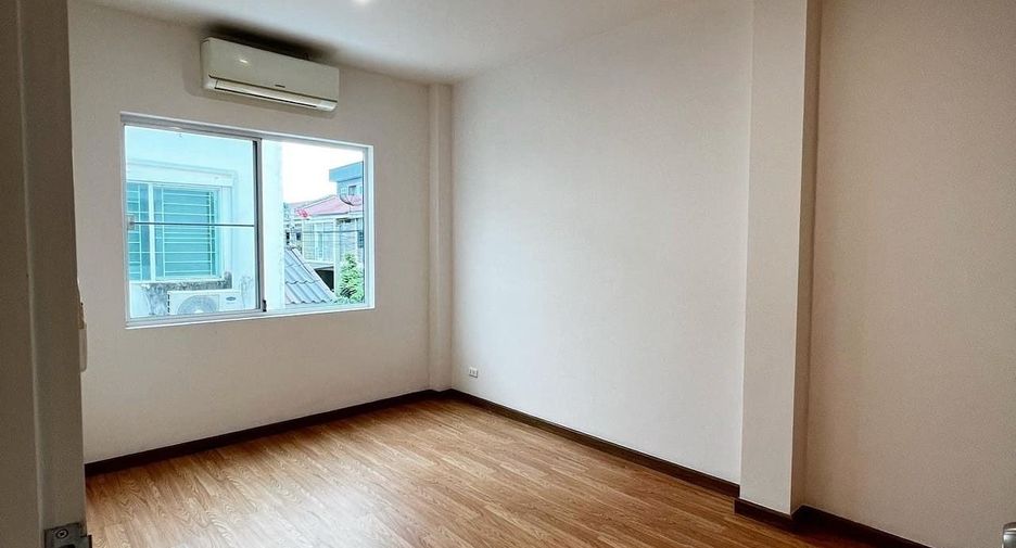 For sale 3 bedrooms townhouse in Pak Kret, Nonthaburi