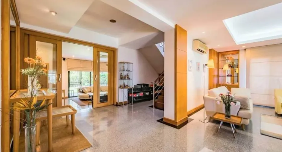 Casa en venta de 3 habitaciones en Huai Khwang, Bangkok