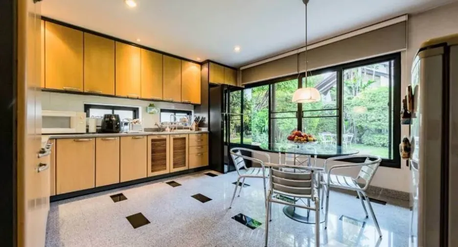 Casa en venta de 3 habitaciones en Huai Khwang, Bangkok