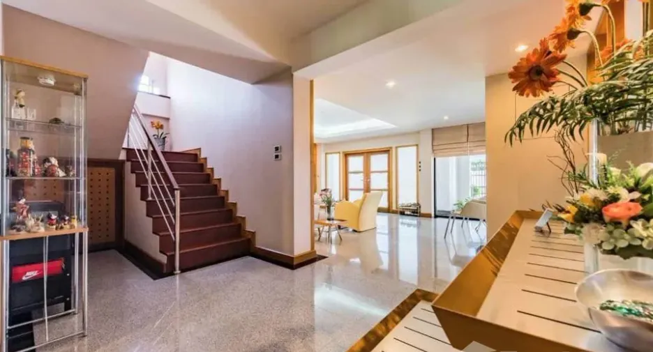 Casa en venta de 3 habitaciones en Huai Khwang, Bangkok