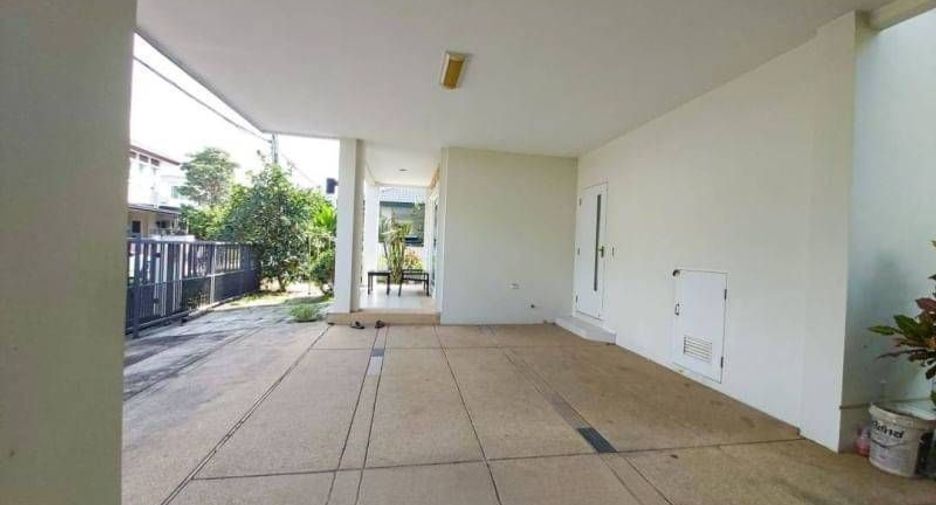 For sale 3 bedrooms house in Bang Kapi, Bangkok