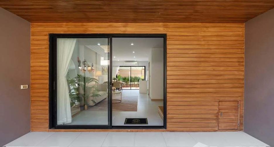 For rent 3 bedrooms townhouse in Pak Kret, Nonthaburi