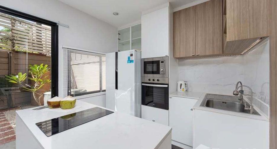 For rent 3 bedrooms townhouse in Pak Kret, Nonthaburi