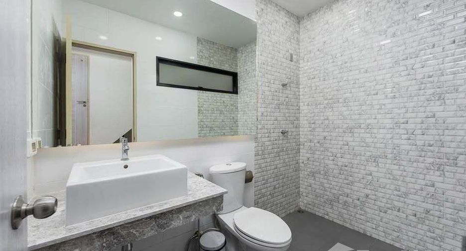 For rent 3 bedrooms townhouse in Pak Kret, Nonthaburi