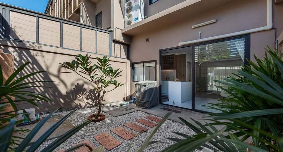 For rent 3 bedrooms townhouse in Pak Kret, Nonthaburi