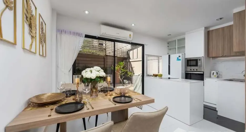 For rent 3 bedrooms townhouse in Pak Kret, Nonthaburi