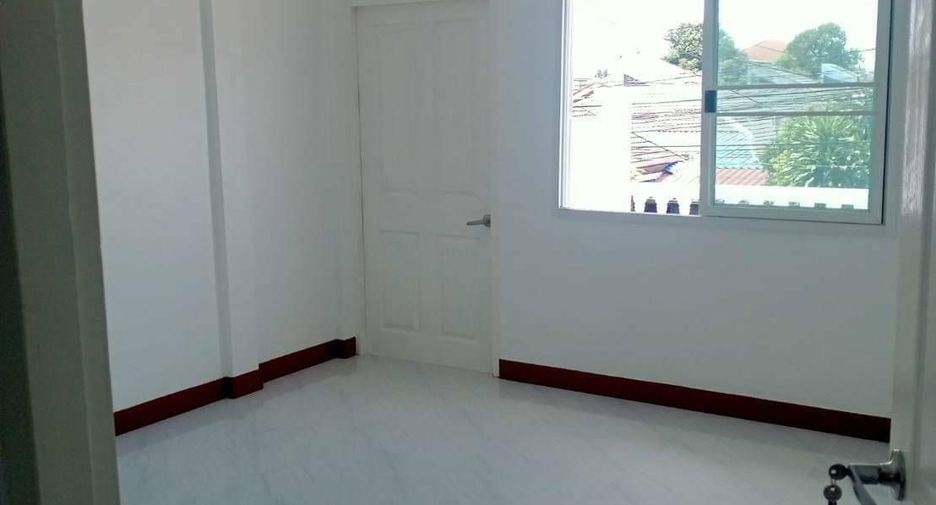 For sale 2 bedrooms townhouse in Mueang Lop Buri, Lopburi