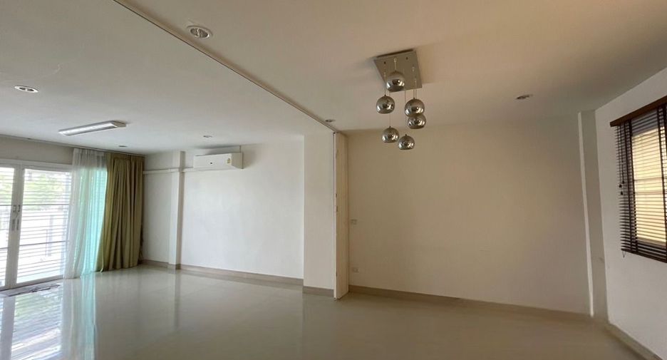 For sale 3 ベッドルーム townhouse in Mueang Chon Buri, Chonburi