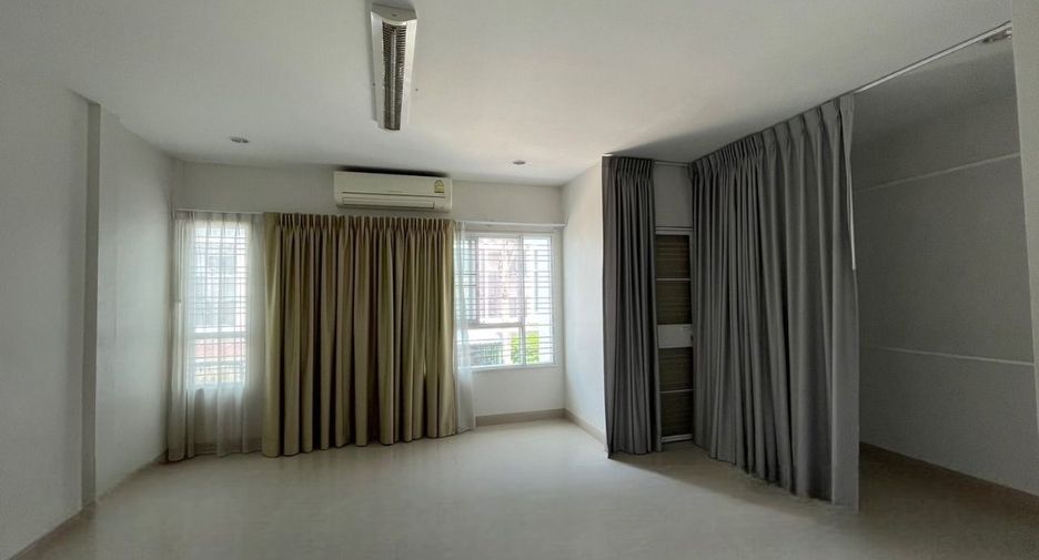 For sale 3 ベッドルーム townhouse in Mueang Chon Buri, Chonburi