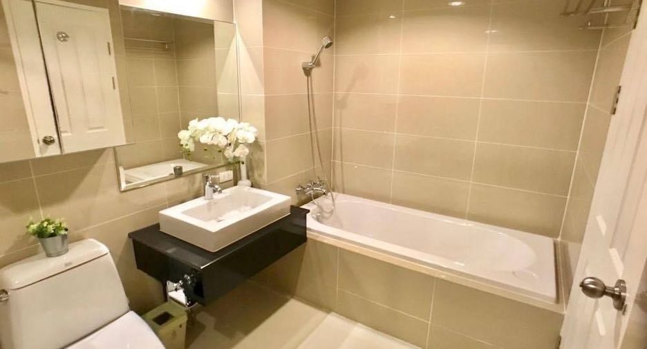 For sale and for rent 3 bedrooms condo in Huai Khwang, Bangkok