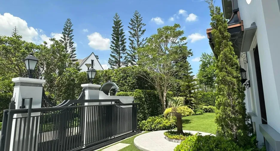 For sale 5 bedrooms house in Saphan Sung, Bangkok