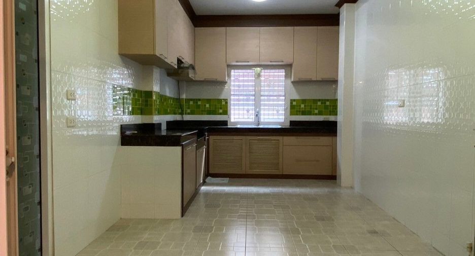 For sale 4 bedrooms house in Thanyaburi, Pathum Thani
