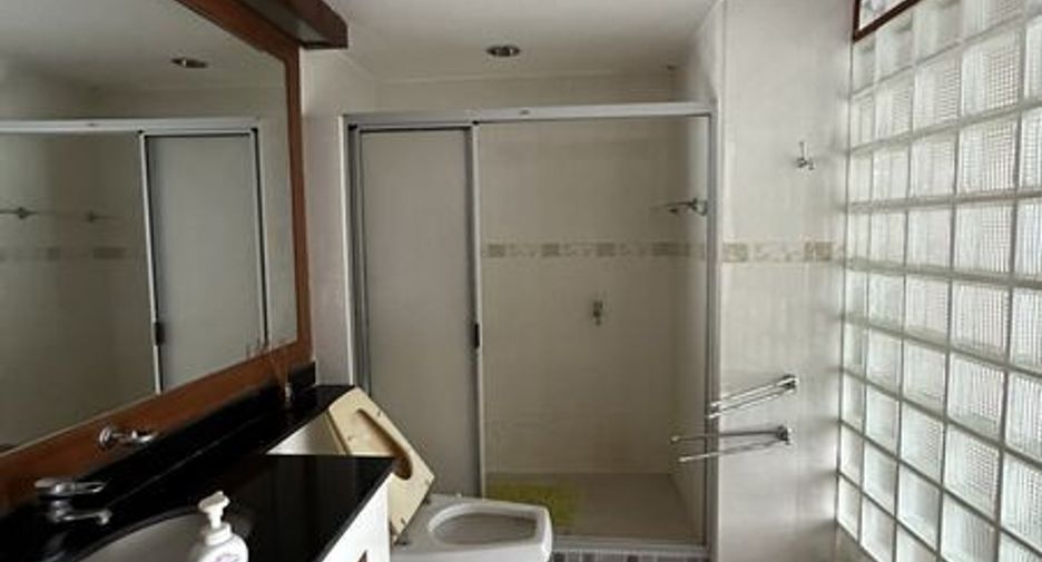 À vendre 2 chambres condo à Huai Khwang, Bangkok