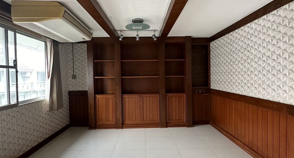 À vendre 2 chambres condo à Huai Khwang, Bangkok