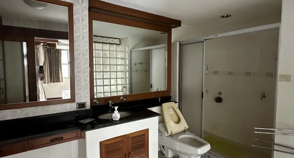 À vendre 2 chambres condo à Huai Khwang, Bangkok