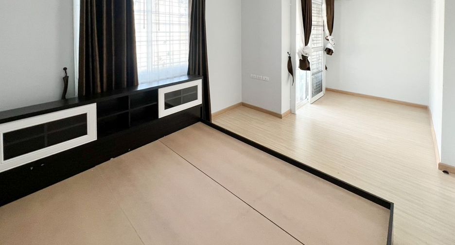 For sale 4 bedrooms townhouse in Sai Noi, Nonthaburi