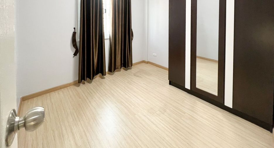 For sale 4 bedrooms townhouse in Sai Noi, Nonthaburi