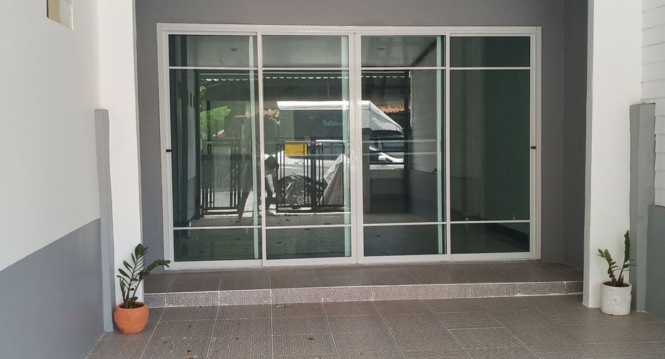 For rent 2 bedrooms townhouse in Sai Noi, Nonthaburi