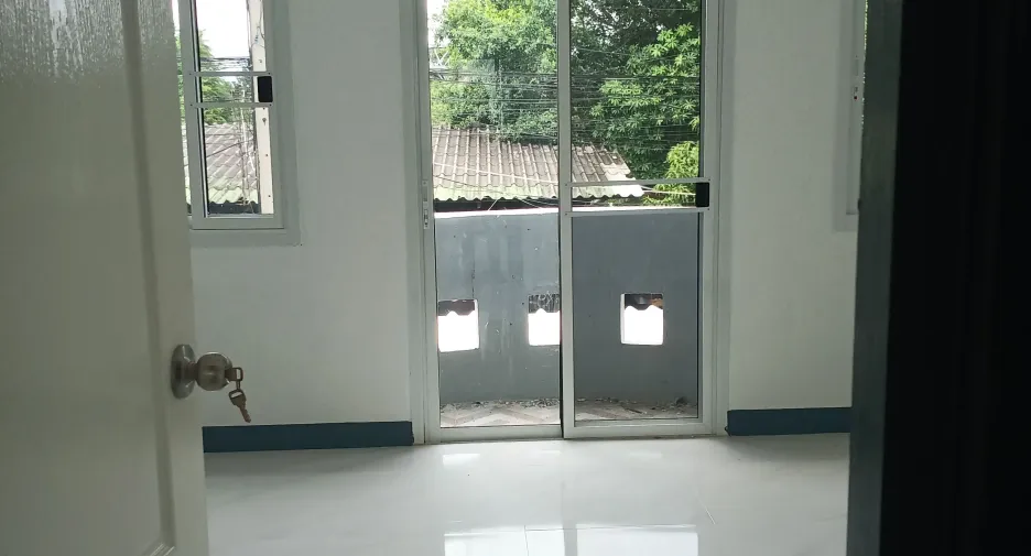 À louer 2 chambres maison de ville à Sai Noi, Nonthaburi