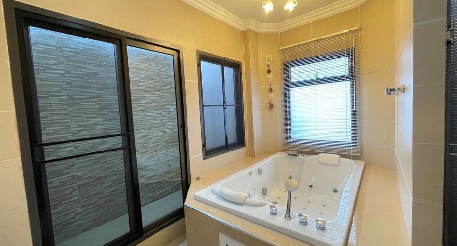 For rent 4 bedrooms house in Mueang Nonthaburi, Nonthaburi