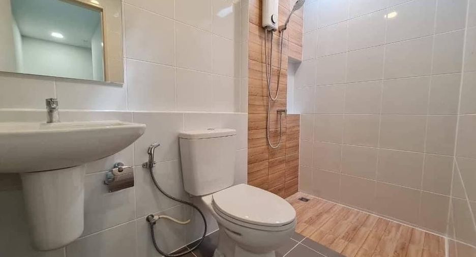 For rent 3 bedrooms townhouse in Mueang Pathum Thani, Pathum Thani