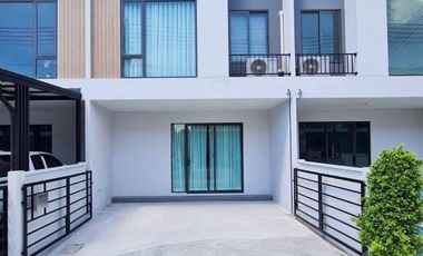 Casa adosada en alquiler de 3 habitaciones en Mueang Pathum Thani, Pathum Thani