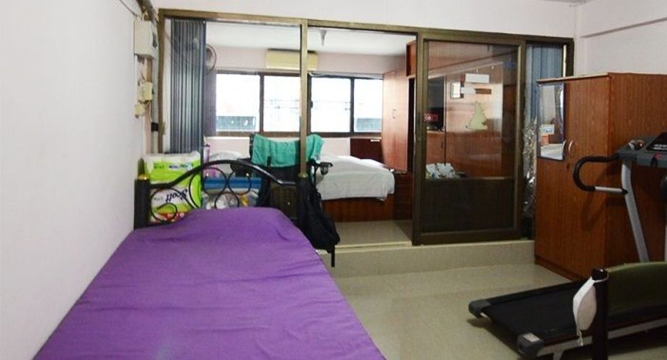For sale 4 bedrooms townhouse in Bangkok Noi, Bangkok