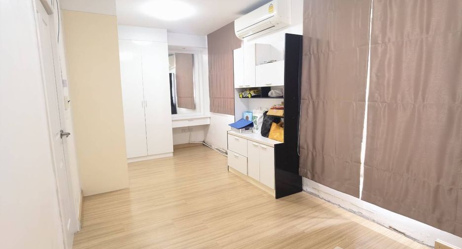 For sale 3 bedrooms townhouse in Mueang Pathum Thani, Pathum Thani