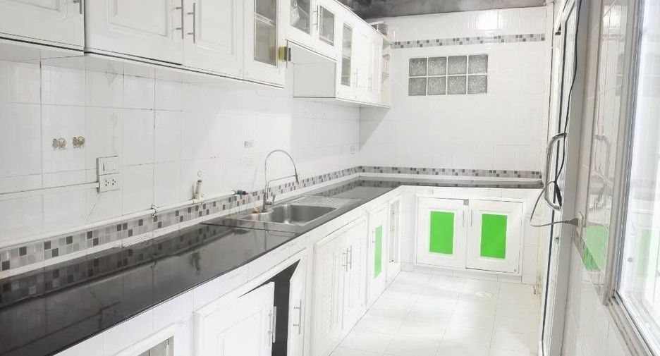 For sale 3 bedrooms townhouse in Mueang Pathum Thani, Pathum Thani