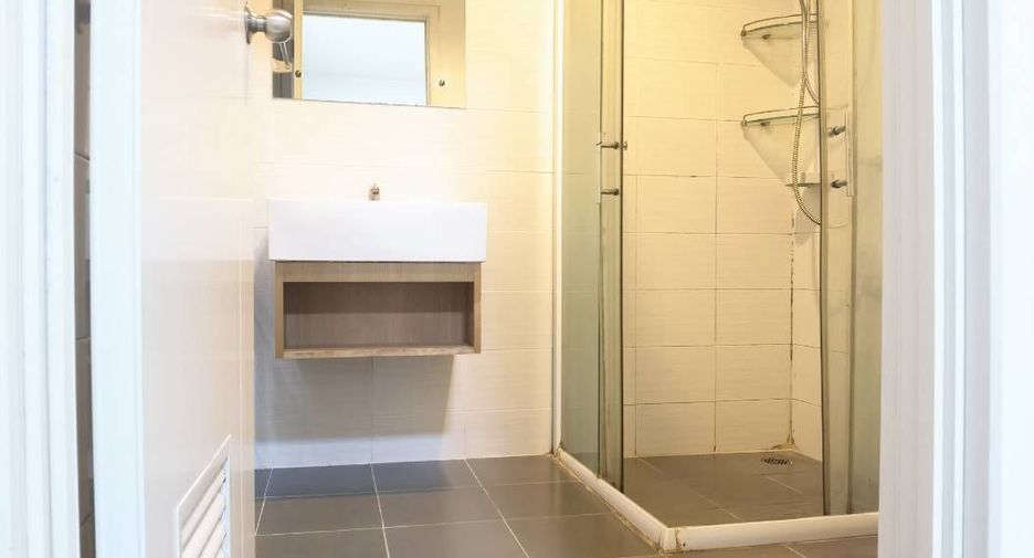 For sale 3 bedrooms townhouse in Mueang Pathum Thani, Pathum Thani
