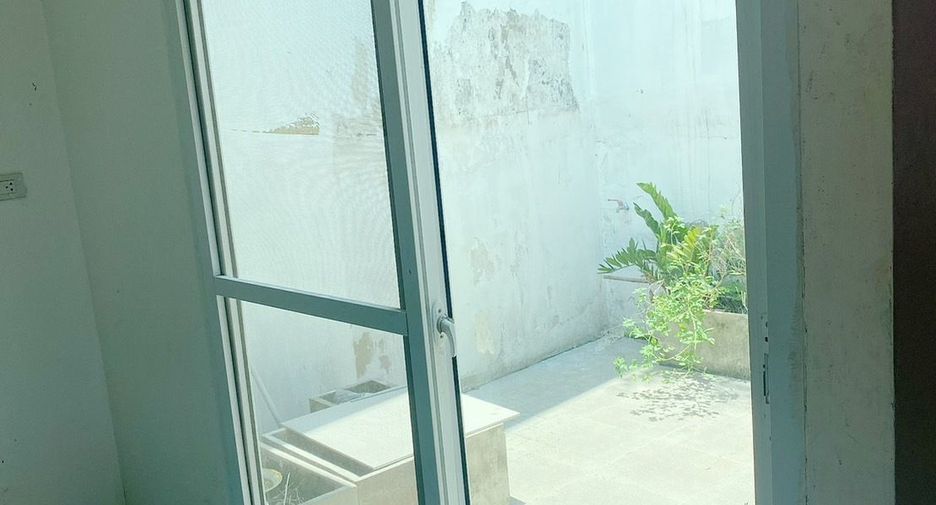 For rent 3 bedrooms townhouse in Mueang Nonthaburi, Nonthaburi