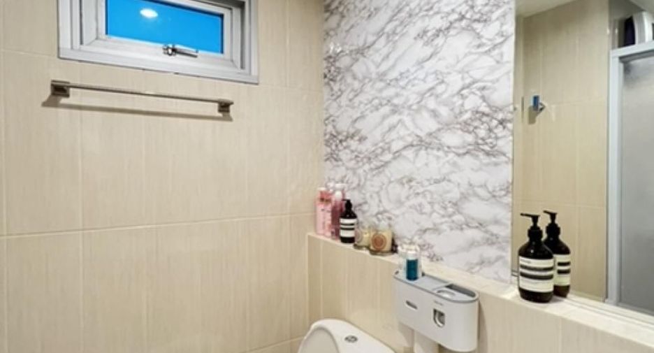 For sale 2 bedrooms condo in Huai Khwang, Bangkok