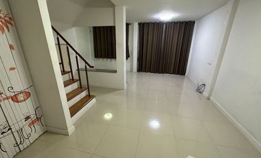 À vendre 2 chambres maison de ville à Lam Luk Ka, Pathum Thani