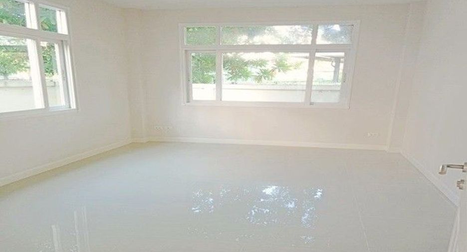 For sale 4 bedrooms house in Mueang Nonthaburi, Nonthaburi
