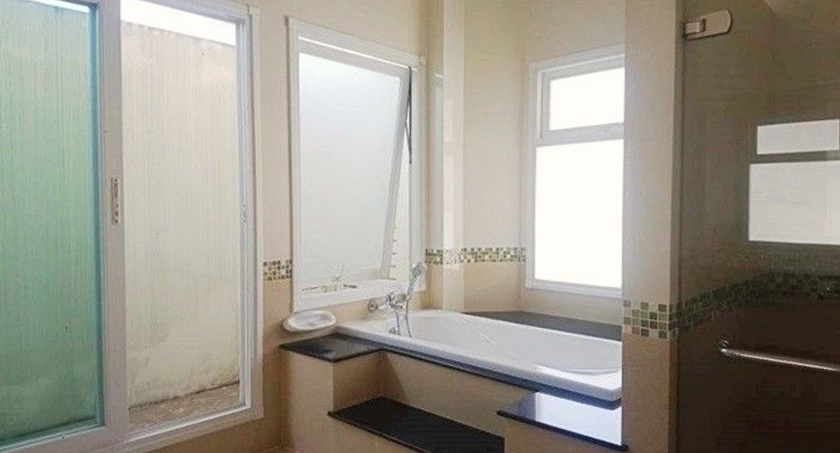 For sale 4 bedrooms house in Mueang Nonthaburi, Nonthaburi