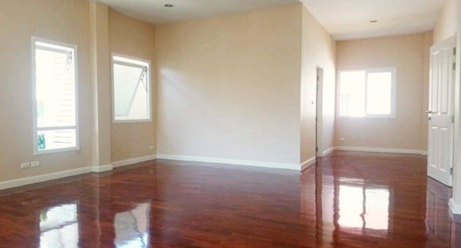 For sale 4 bedrooms house in Mueang Nonthaburi, Nonthaburi