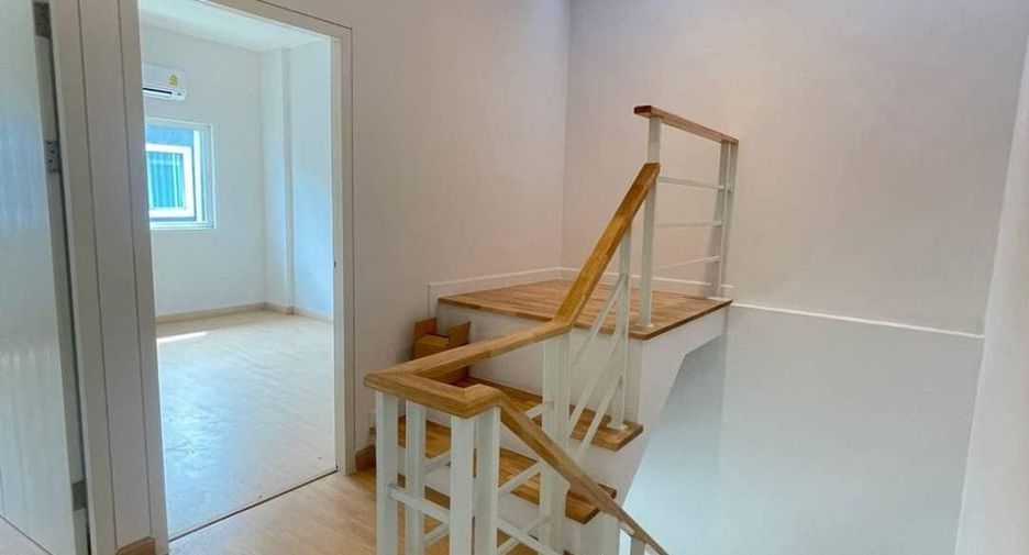 For rent 3 bedrooms townhouse in Mueang Pathum Thani, Pathum Thani