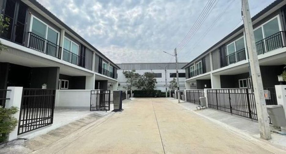 For rent 3 bedrooms townhouse in Mueang Pathum Thani, Pathum Thani