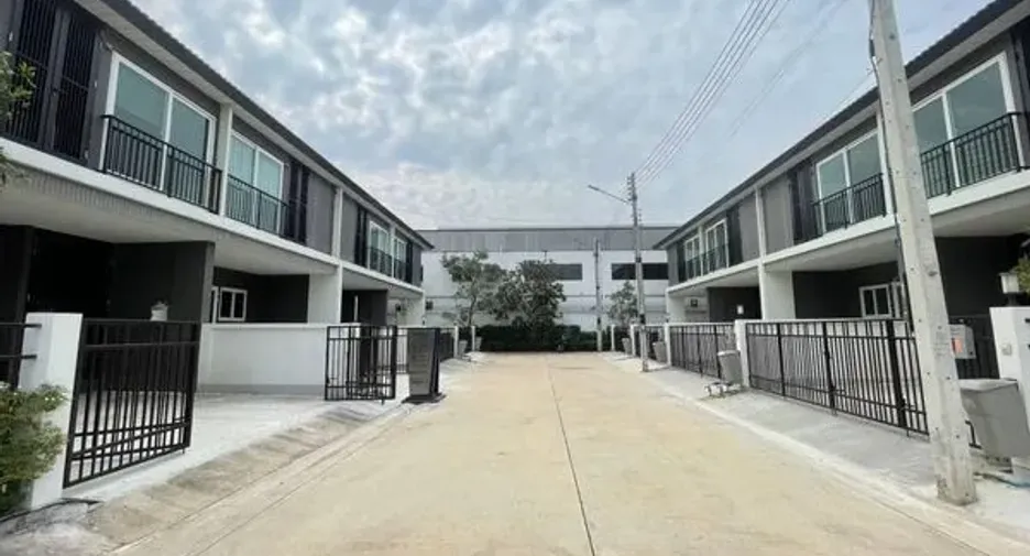 For rent 3 bedrooms townhouse in Mueang Pathum Thani, Pathum Thani